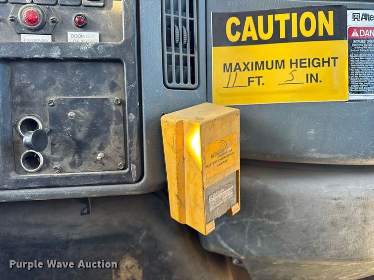 image for item DH9762 2003 International 7400 digger derrick truck