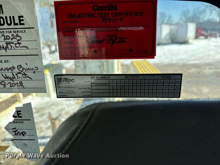 image for item DH9762 2003 International 7400 digger derrick truck