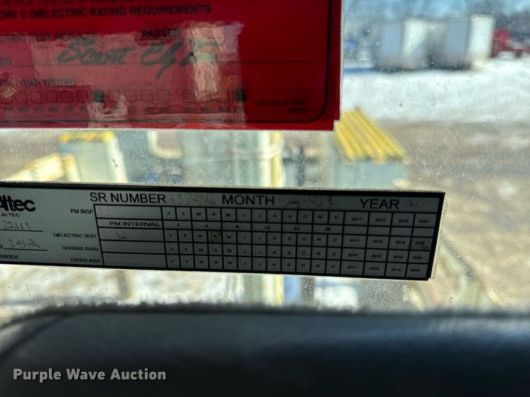 image for item DH9762 2003 International 7400 digger derrick truck