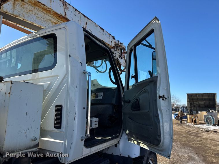 image for item DH9762 2003 International 7400 digger derrick truck