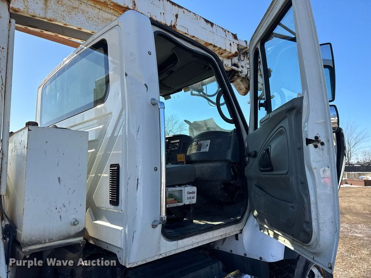 image for item DH9762 2003 International 7400 digger derrick truck