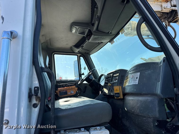 image for item DH9762 2003 International 7400 digger derrick truck