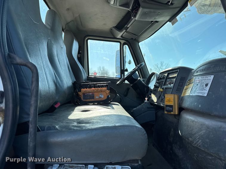 image for item DH9762 2003 International 7400 digger derrick truck