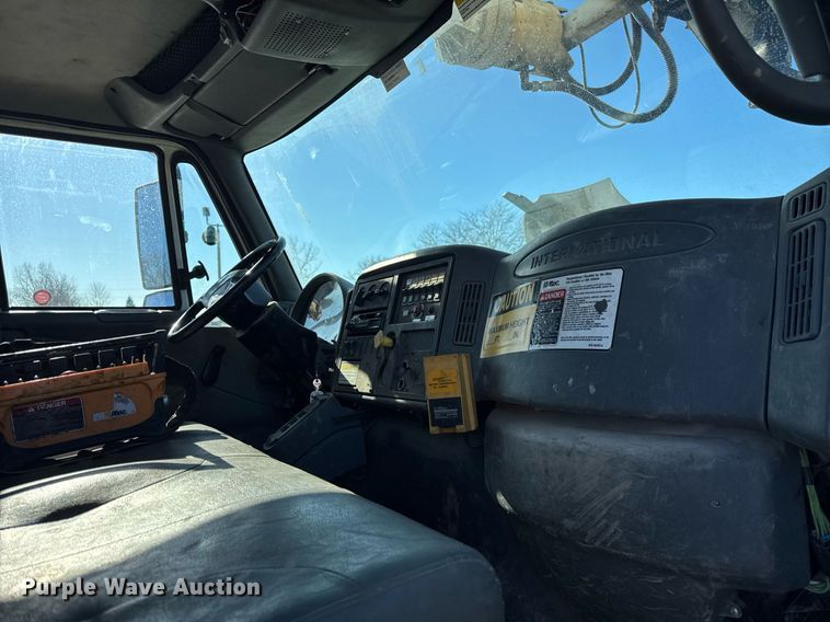 image for item DH9762 2003 International 7400 digger derrick truck