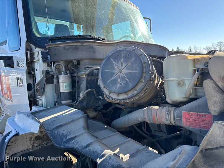 image for item DH9762 2003 International 7400 digger derrick truck