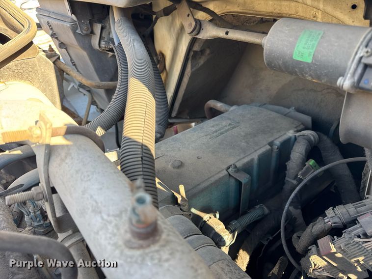 image for item DH9762 2003 International 7400 digger derrick truck