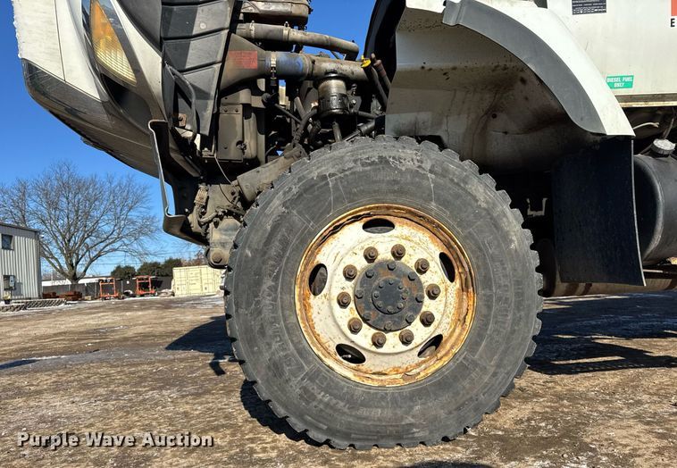 image for item DH9762 2003 International 7400 digger derrick truck