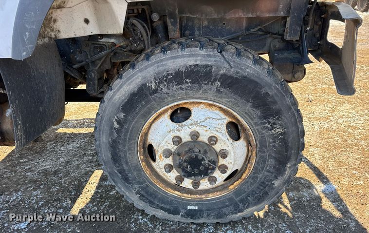 image for item DH9762 2003 International 7400 digger derrick truck