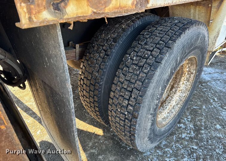 image for item DH9762 2003 International 7400 digger derrick truck