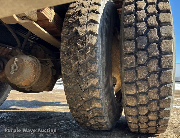 image for item DH9762 2003 International 7400 digger derrick truck