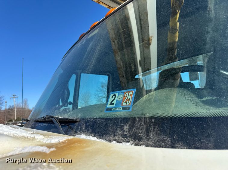 image for item DH9762 2003 International 7400 digger derrick truck