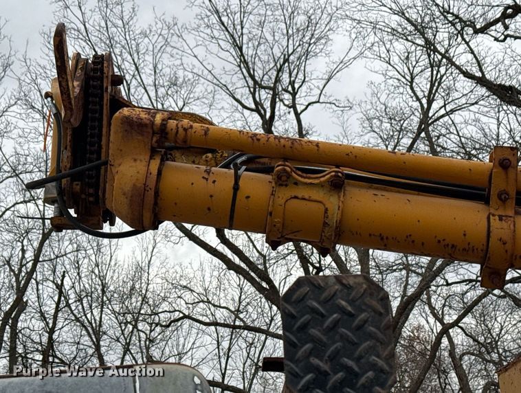 image for item DM5500 1992 Chevrolet Kodiak C8500 drilling rig truck