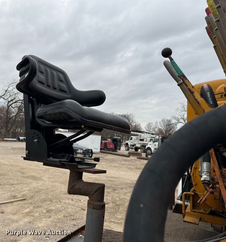 image for item DM5500 1992 Chevrolet Kodiak C8500 drilling rig truck