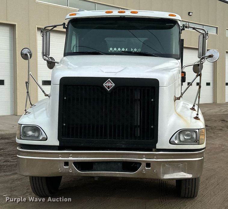 image for item DN0928 2001 International  9400I flatbed truck