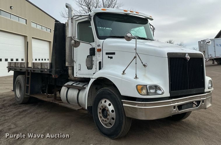 image for item DN0928 2001 International  9400I flatbed truck