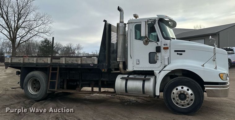 image for item DN0928 2001 International  9400I flatbed truck