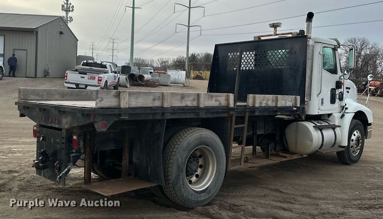 image for item DN0928 2001 International  9400I flatbed truck