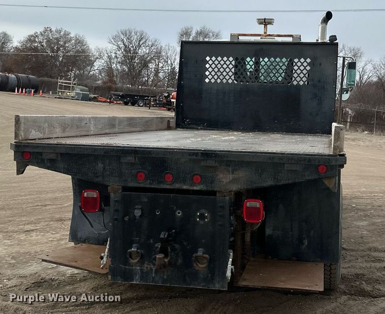 image for item DN0928 2001 International  9400I flatbed truck