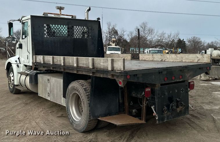 image for item DN0928 2001 International  9400I flatbed truck