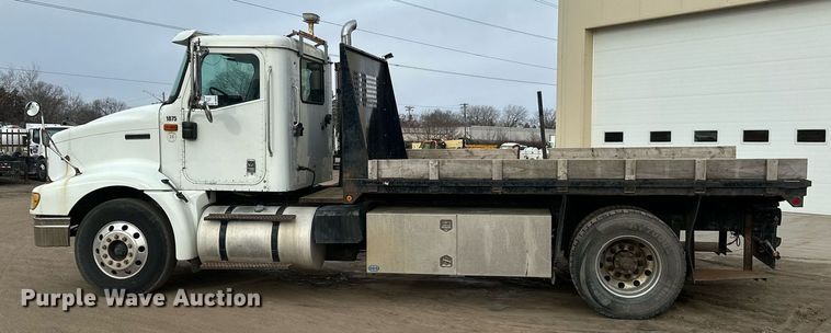 image for item DN0928 2001 International  9400I flatbed truck