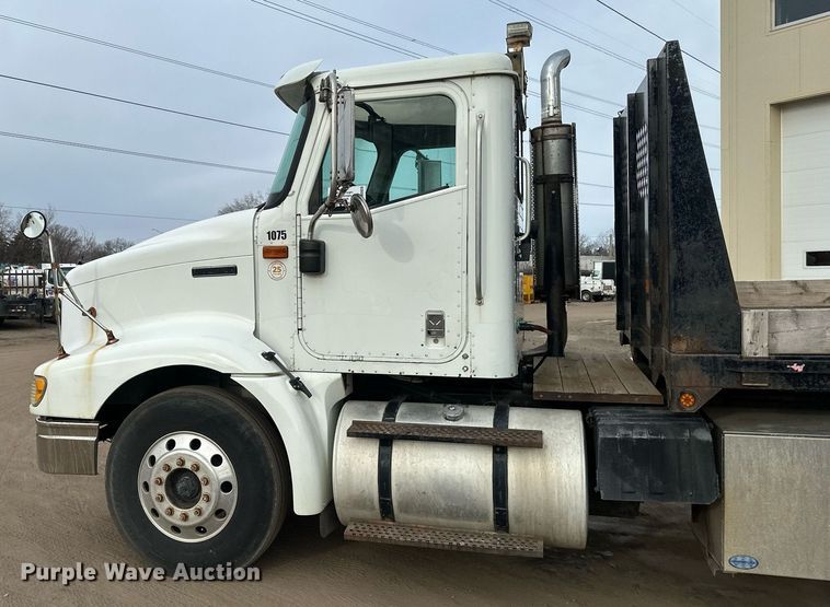 image for item DN0928 2001 International  9400I flatbed truck