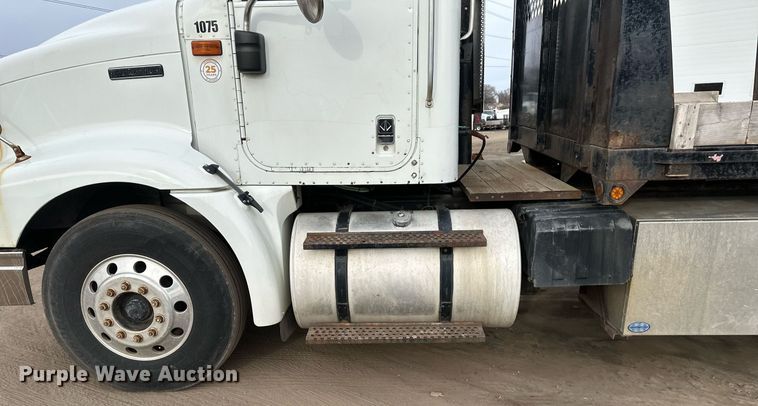 image for item DN0928 2001 International  9400I flatbed truck