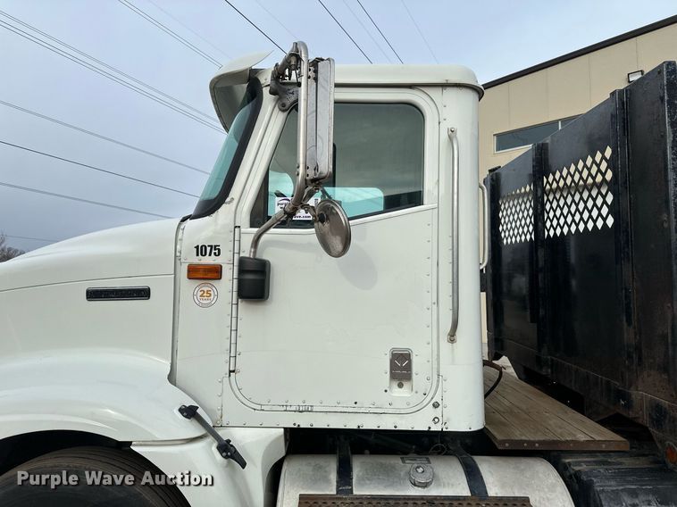 image for item DN0928 2001 International  9400I flatbed truck