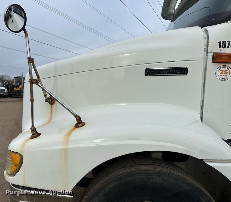 image for item DN0928 2001 International  9400I flatbed truck