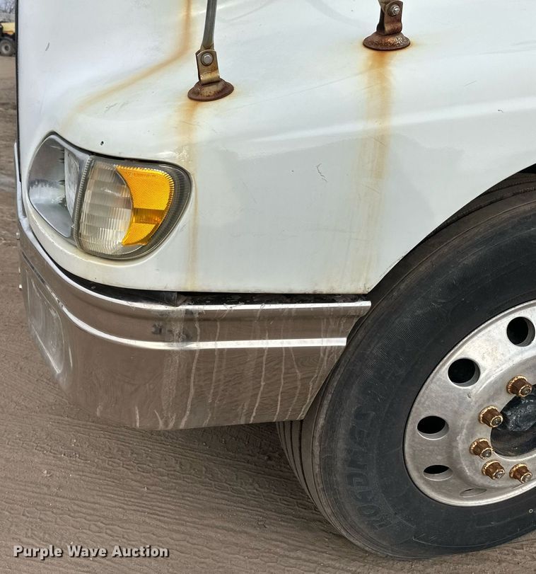 image for item DN0928 2001 International  9400I flatbed truck