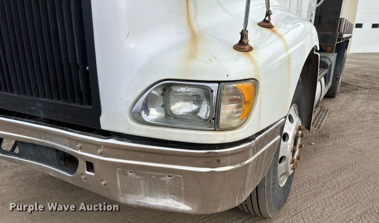 image for item DN0928 2001 International  9400I flatbed truck