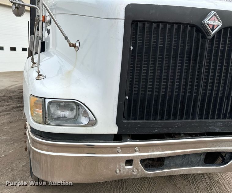 image for item DN0928 2001 International  9400I flatbed truck