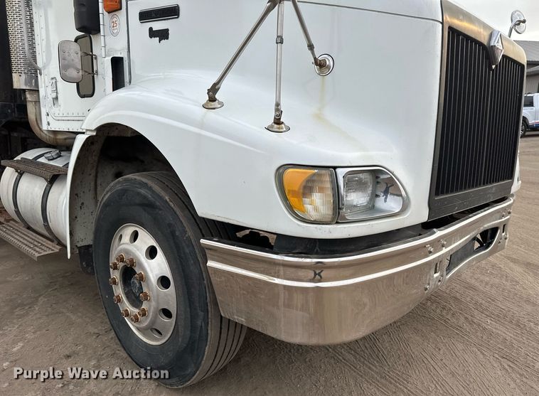 image for item DN0928 2001 International  9400I flatbed truck