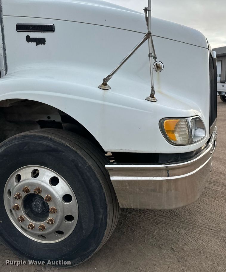 image for item DN0928 2001 International  9400I flatbed truck