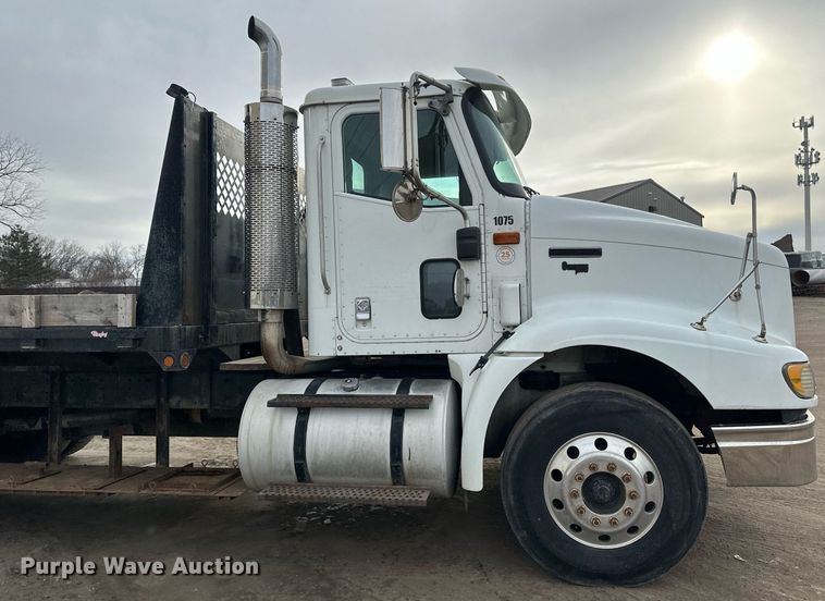 image for item DN0928 2001 International  9400I flatbed truck