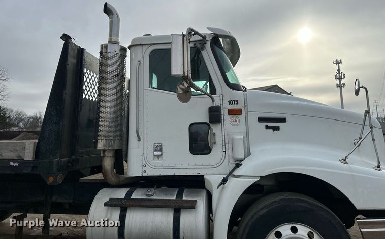 image for item DN0928 2001 International  9400I flatbed truck