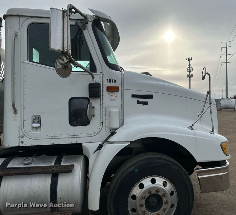 image for item DN0928 2001 International  9400I flatbed truck