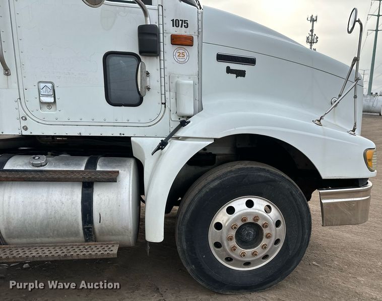 image for item DN0928 2001 International  9400I flatbed truck