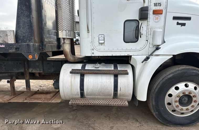 image for item DN0928 2001 International  9400I flatbed truck