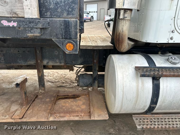 image for item DN0928 2001 International  9400I flatbed truck