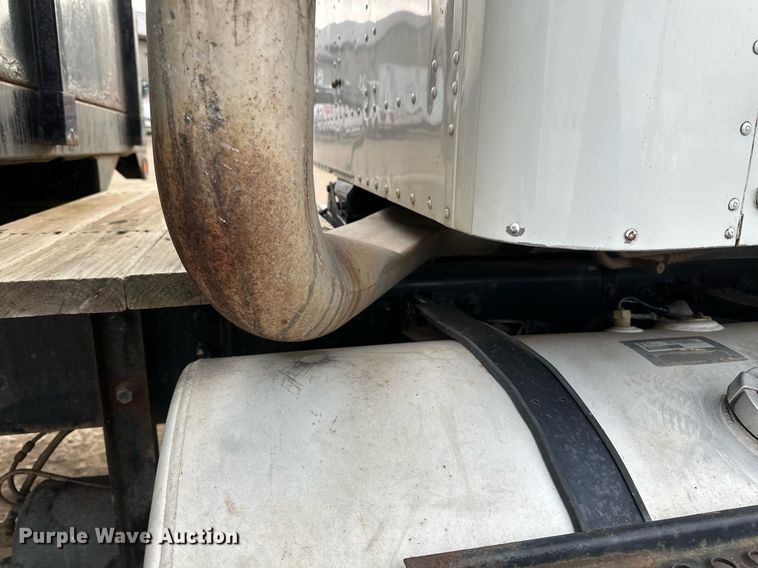 image for item DN0928 2001 International  9400I flatbed truck