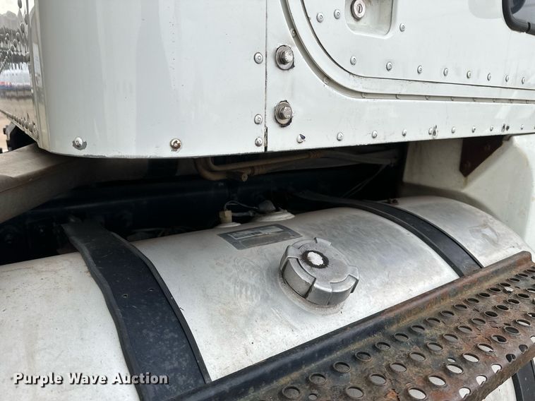 image for item DN0928 2001 International  9400I flatbed truck