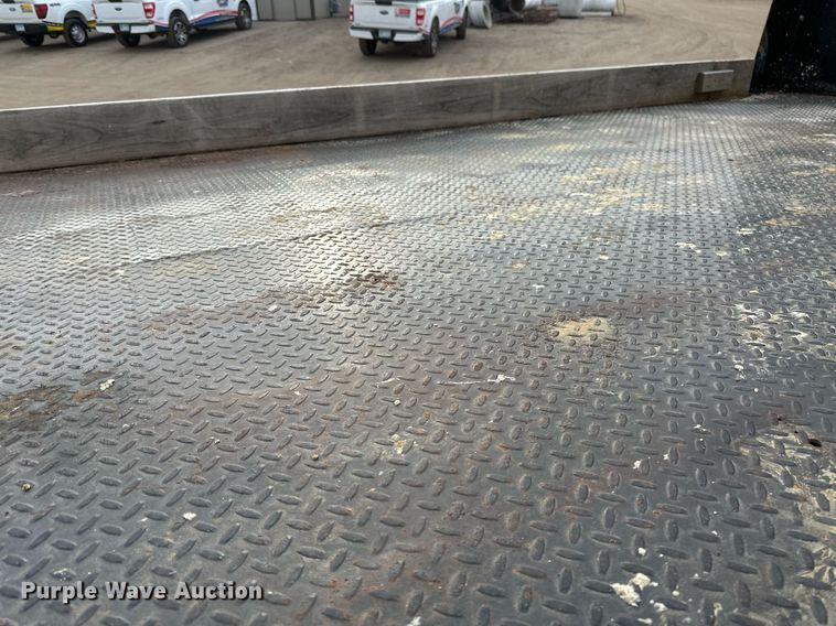 image for item DN0928 2001 International  9400I flatbed truck