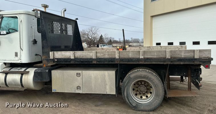 image for item DN0928 2001 International  9400I flatbed truck