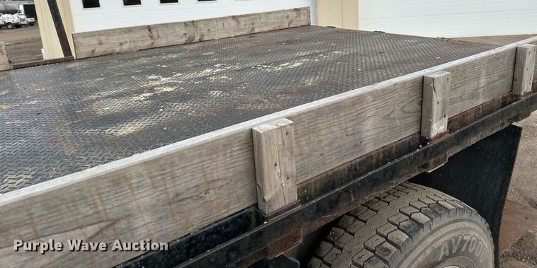 image for item DN0928 2001 International  9400I flatbed truck