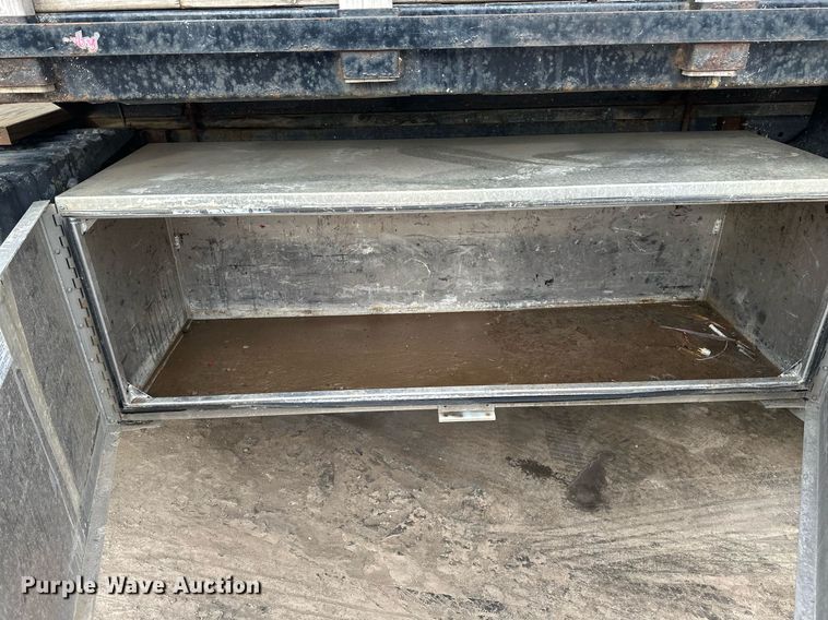 image for item DN0928 2001 International  9400I flatbed truck