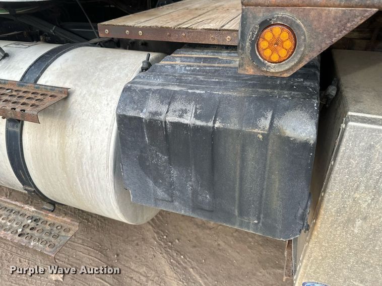 image for item DN0928 2001 International  9400I flatbed truck