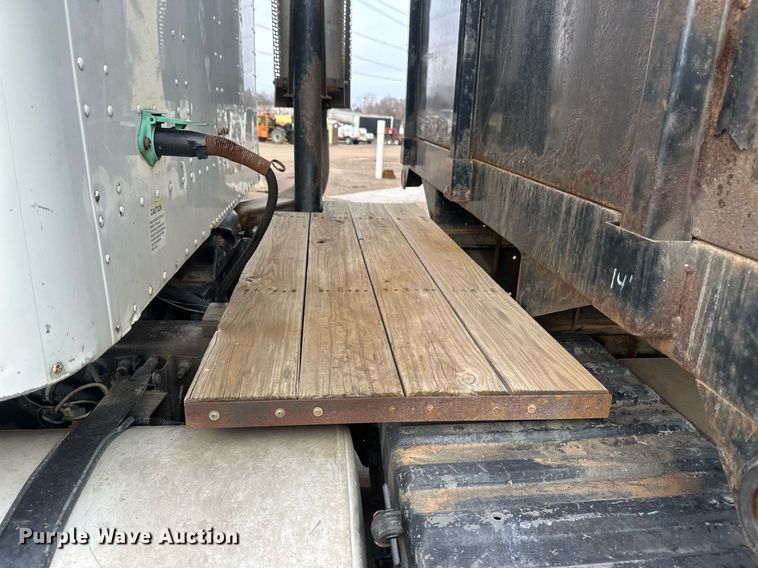 image for item DN0928 2001 International  9400I flatbed truck