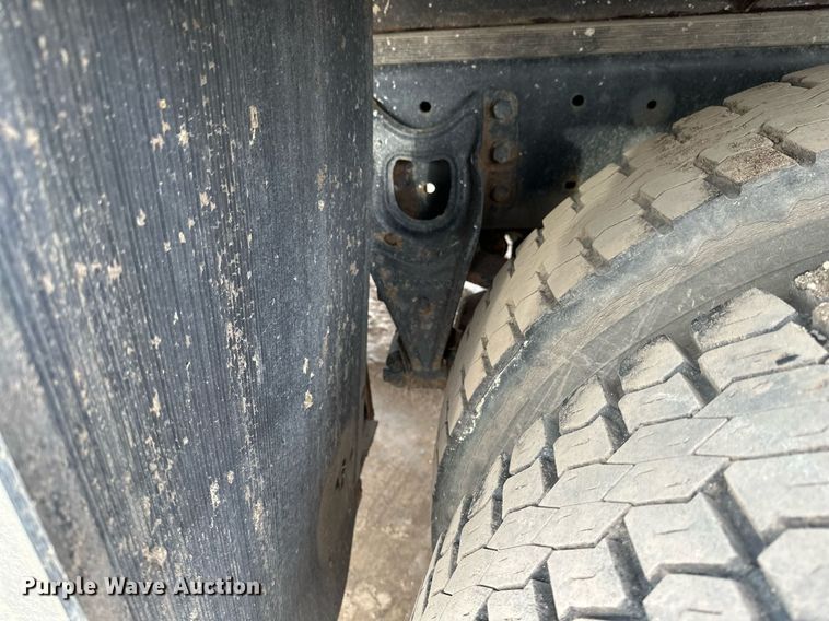 image for item DN0928 2001 International  9400I flatbed truck