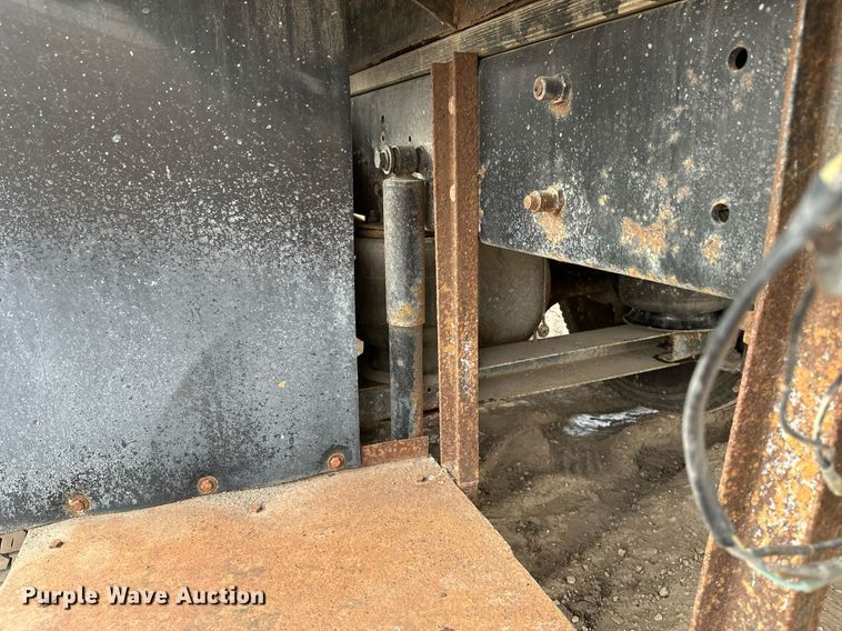 image for item DN0928 2001 International  9400I flatbed truck