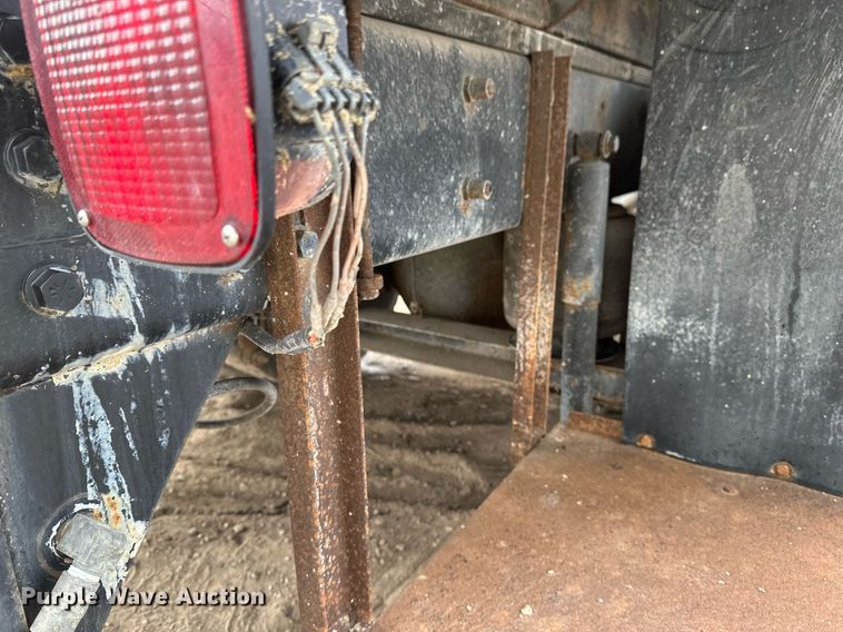 image for item DN0928 2001 International  9400I flatbed truck